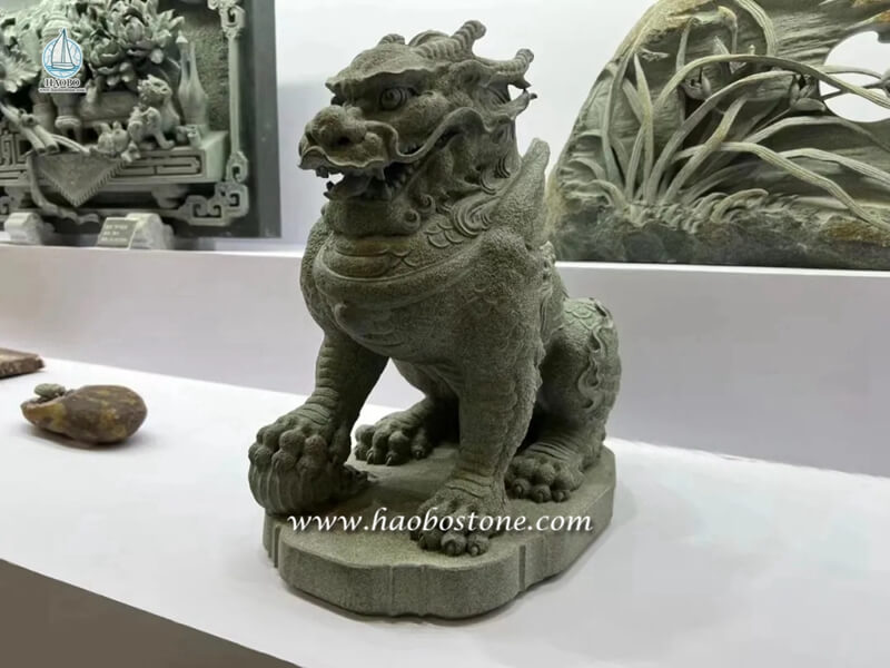 lion sculpté