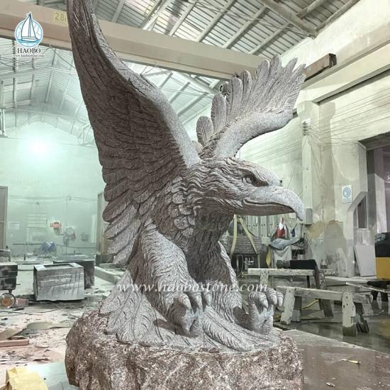 sculpture d'aigle en pierre sculptée