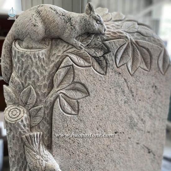 Pierre tombale verticale en granit gris avec écureuil sculpté
