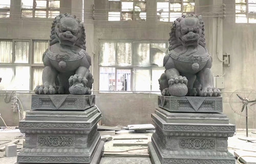 sur les quatre formes classiques des lions de pierre chinois.
