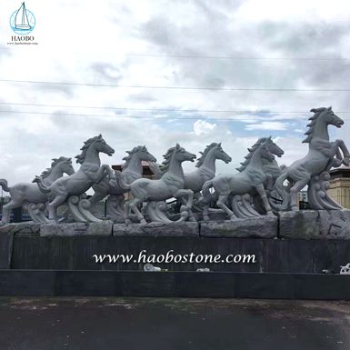 huit sculptures de chevaux produits par haobo Pierre. 